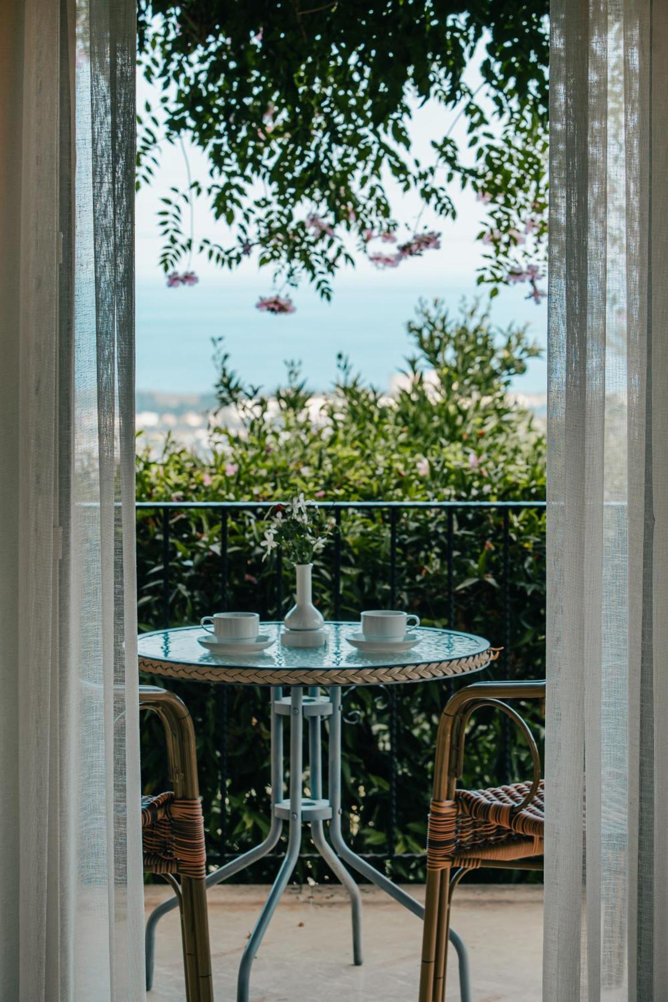 Хостел Bellapais Gardens Екстер'єр фото